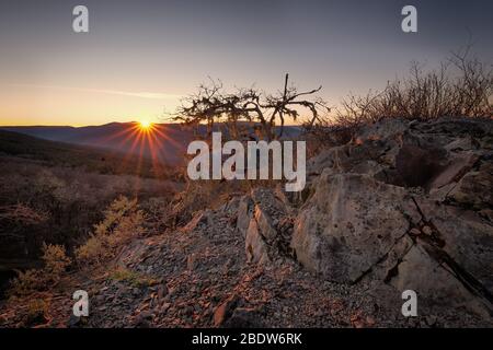 Farbbild eines wunderschönen Sonnenuntergangs mit Blick auf die bald Hills in Nordkalifornien. Stockfoto