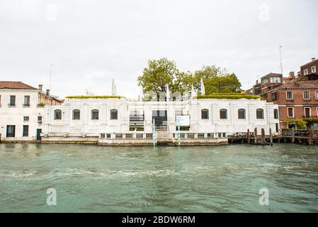 Venedig. Italien - 14. Mai 2019: Die Sammlung des Peggy Guggenheim Museums in Venedig. Italien. Blick auf die Fassade vom Canale Grande. Stockfoto