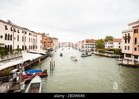 Venedig. Italien - 14. Mai 2019: Schiffsverkehr auf dem Canal Grande in Venedig. Italien. Blick von der Scalzi Brücke (Ponte degli Scalzi). Regnerisches Wetter. Stockfoto