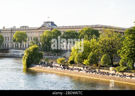 Paris. Frankreich - 15. Mai 2019: Kleiner öffentlicher Platz des Vert Galant. Lieblingsurlaubsort junger Leute. Cite Island auf der seine. Sonnenuntergang in Paris. Stockfoto