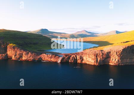 Luftaufnahme von der Drohne des Sorvagsvatn-Sees auf den Klippen der Insel Vagar in Sonnenuntergang, auf den Färöern, Dänemark. Landschaftsfotografie Stockfoto