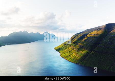 Malerischer Blick auf den Sonnenuntergang vom Gipfel des Klakkur in der Nähe von Klaksvik auf der Insel Kalsoy, Färöer, Dänemark. Landschaftsfotografie Stockfoto