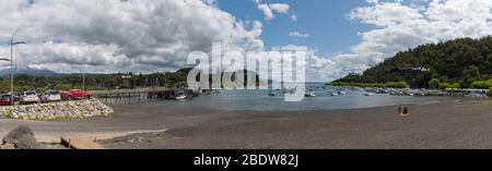 Badestrand und Boote im Hafen am Villarrica See in Pucon, Chile Stockfoto