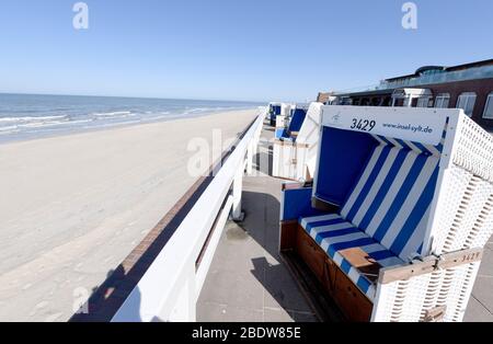 Westerland, Deutschland. April 2020. Liegestühle befinden sich an der Promenade. (Zu dpa 'IT's a Disaster' - EIN Besuch auf dem isolierten Sylt) Quelle: Carsten Rehder/dpa/Alamy Live News Stockfoto