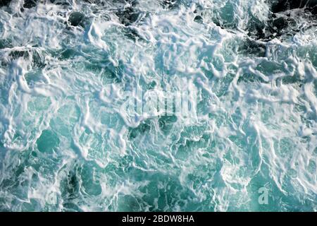 Ozean Wasser abstrakten Hintergrund. Meer sprudelndes Wasser Textur Nahaufnahme Stockfoto