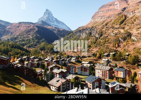 Malerischer Herbstblick auf die Zermatter Stadtstraße mit Matterhorn-Gipfel in den Schweizer Alpen. Schweiz, Europa. Landschaftsfotografie Stockfoto