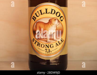 LONDON, Großbritannien - CA. APRIL 2020: Bulldog Bierflasche Stockfoto