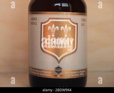 CHIMAY, BELGIEN - CA. APRIL 2020: Weiße Chimay Flasche Bier Stockfoto