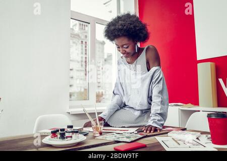 Zufrieden junge Frau Zeichnung Skizze des neuen Gebäudes Stockfoto