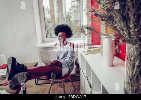 Zufrieden Brünette Künstler Zeichnung Skizze für die Präsentation Stockfoto