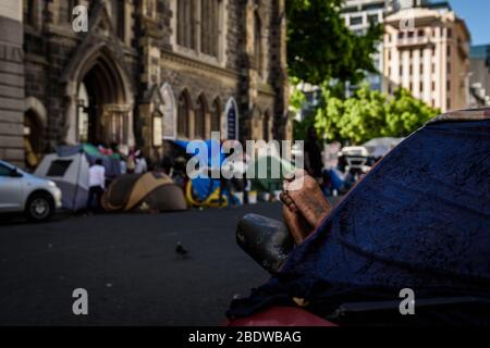 Ein Flüchtling schläft während der Besetzung des Greenmarket Square in Kapstadt in seinem Auto, um gegen Südafrikas hohe Fremdenfeindlichkeit zu protestieren Stockfoto