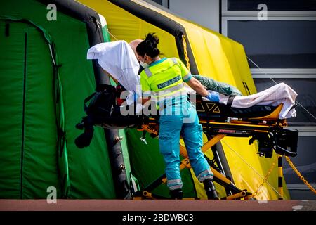 Eindhoven, Niederlande. April 2020. Ein COVID-19 Coronavirus-Patient wird vom Catharina Krankenhaus in ein anderes Krankenhaus verlegt, da sein Zustand stabil genug ist, um die Intensivstation zu verlassen. Krankenhäuser in den Niederlanden haben Probleme mit der Anzahl der Patienten, die mit dem COVID-19-Coronavirus infiziert sind. Derzeit gibt es 11,750 bestätigte Fälle von COVID-19 in den Niederlanden. Quelle: SOPA Images Limited/Alamy Live News Stockfoto