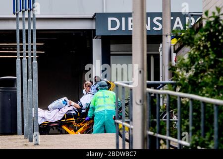 Eindhoven, Niederlande. April 2020. Ein COVID-19 Coronavirus-Patient wird vom Catharina Krankenhaus in ein anderes Krankenhaus verlegt, da sein Zustand stabil genug ist, um die Intensivstation zu verlassen. Krankenhäuser in den Niederlanden haben Probleme mit der Anzahl der Patienten, die mit dem COVID-19-Coronavirus infiziert sind. Derzeit gibt es 11,750 bestätigte Fälle von COVID-19 in den Niederlanden. Quelle: SOPA Images Limited/Alamy Live News Stockfoto