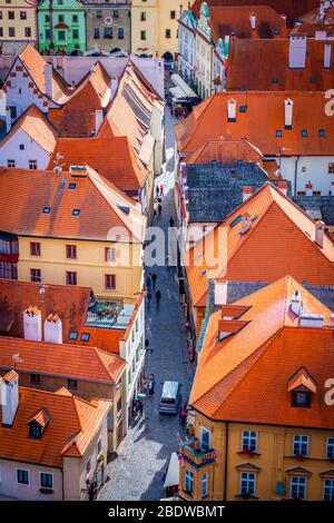 Tschechische Krumlov, Tschechische Republik - 23. september 20118: Touristische Straße in der Altstadt, Blick von oben Stockfoto