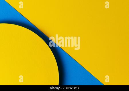 Abstrakt farbigen Papier Textur Hintergrund. Minimale geometrische Formen und Linien in hellblauen und gelben Farben Stockfoto