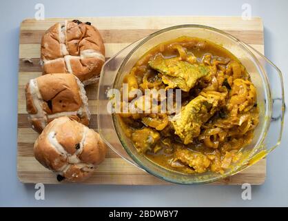 Eine Portion von heißen Kreuzbrötchen und eingelegtem Fisch, die zu ostern in der Kapkultur südafrikas genossen wird. Stockfoto