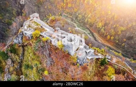 Luftaufnahme der schönen Zitadelle von Poenari in den Herbstbergen Stockfoto