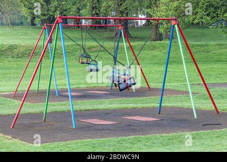 Northampton, Großbritannien. April 2020. Covid-19-Absperrung, Schaukeln und andere Geräte im Kinderspielplatz wurden angekettet, da einige Leute mit kleinen Kindern sie trotz der Schließung des Bereichs noch benutzten. Im Abington Park. Kredit: Keith J Smith./Alamy Live News Stockfoto