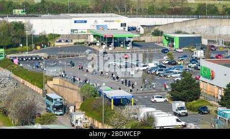 Brighton UK 10. April 2020 - die Käufer stehen am Karfreitagmorgen früh am Parkplatz des Asda Supermarktes in Hollingbury Brighton an. Die Regierung hat der Öffentlichkeit gesagt, nicht über das Osterwochenende zu gehen, trotz der Vorhersage gutes Wetter während der Coronavirus COVID-19 Pandemie-Krise . Quelle: Simon Dack / Alamy Live News Stockfoto