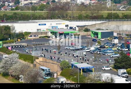 Brighton UK 10. April 2020 - die Käufer stehen am Karfreitagmorgen früh am Parkplatz des Asda Supermarktes in Hollingbury Brighton an. Die Regierung hat der Öffentlichkeit gesagt, nicht über das Osterwochenende zu gehen, trotz der Vorhersage gutes Wetter während der Coronavirus COVID-19 Pandemie-Krise . Quelle: Simon Dack / Alamy Live News Stockfoto