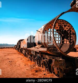Alte rostige Dampfeisenbahn in der Nähe von Uyuni in Bolivien. Friedhofskräbnisbahnen Stockfoto