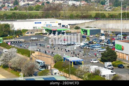 Brighton UK 10. April 2020 - die Käufer stehen am Karfreitagmorgen früh am Parkplatz des Asda Supermarktes in Hollingbury Brighton an. Die Regierung hat der Öffentlichkeit gesagt, nicht über das Osterwochenende zu gehen, trotz der Vorhersage gutes Wetter während der Coronavirus COVID-19 Pandemie-Krise . Quelle: Simon Dack / Alamy Live News Stockfoto