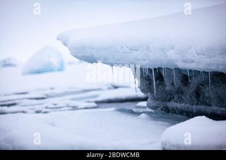 Nahaufnahme von Eis und Eiszapfen in der Jokulsarlon Glacier Lagoon, Island Stockfoto
