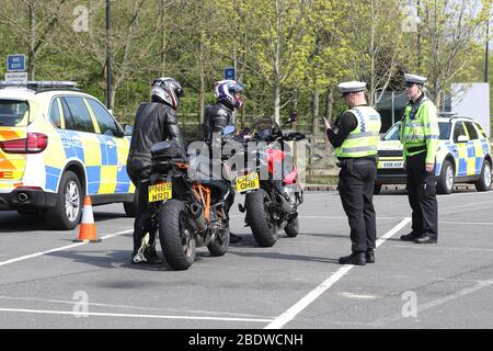 Michalwood Services, in der Nähe von Stroud auf der M5, Großbritannien. 10. April 2020. Gloucestershire Constabulary Covid-19/Coronavirus Lockdown Vehicle hält auf der M5 in Richtung Süden. Kredit: Thousand Word Media Ltd/Alamy Live News Stockfoto