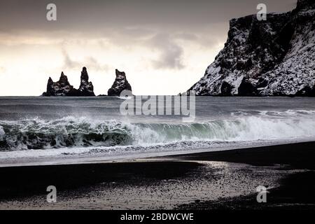 Reynisdrangar Basaltfelsen und Reynisfjall im Winter schneebedeckte Klippen in Vík í Mýrdal an der Südküste Islands Stockfoto