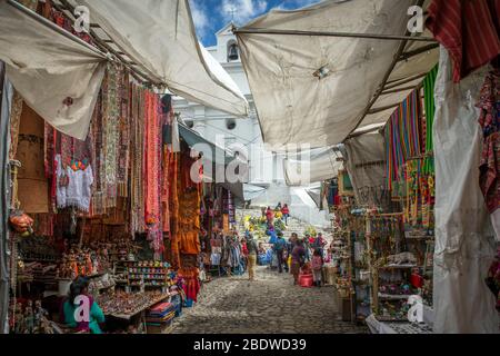 chichicastenango, Guatemala, 27. Februar 2020: maya-leute auf dem traditionellen Markt verkaufen und kaufen Handwerk Stockfoto