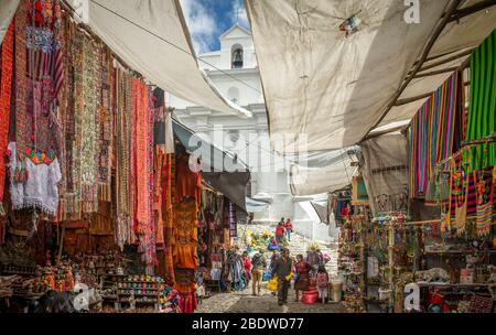 chichicastenango, Guatemala, 27. Februar 2020: maya-leute auf dem traditionellen Markt verkaufen und kaufen Handwerk Stockfoto