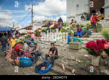 chichicastenango, Guatemala, 27. Februar 2020: maya-leute auf dem traditionellen Markt verkaufen und kaufen Handwerk Stockfoto