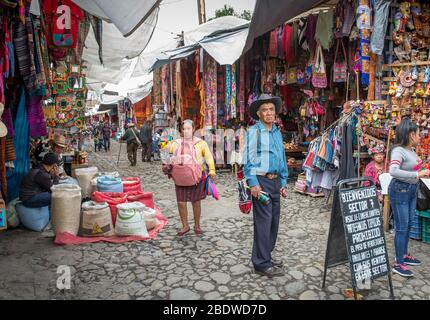 chichicastenango, Guatemala, 27. Februar 2020: maya-leute auf dem traditionellen Markt verkaufen und kaufen Handwerk Stockfoto