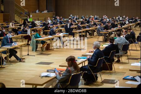 09. April 2020, Sachsen, Dresden: Michael Kretschmer (CDU, r.), Ministerpräsident von Sachsen, Regierungsmitglieder und die Abgeordneten tragen während einer Sondersitzung des Sächsischen Landtags im Internationalen Congress Centrum (ICC) Gesichtsmasken. Erstmals seit 1993 wird sich der landtag nicht in seinem offiziellen Plenarsaal treffen. Auf der Tagesordnung stehen unter anderem die Erklärung einer "außerordentlichen Notlage" nach Artikel 95 der Sächsischen Staatsverfassung sowie die Diskussion über die Gesetzesentwürfe der Landesregierung zur Errichtung von A n Stockfoto