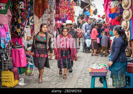 chichicastenango, Guatemala, 27. Februar 2020: maya-leute auf dem traditionellen Markt verkaufen und kaufen Handwerk Stockfoto