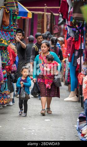 chichicastenango, Guatemala, 27. Februar 2020: maya-leute auf dem traditionellen Markt verkaufen und kaufen Handwerk Stockfoto