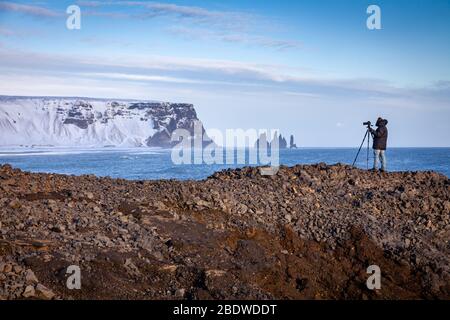 Abendsonne reflektiert vom Meer in Dyrhólaey bei Dämmerung im Winter, Island Stockfoto