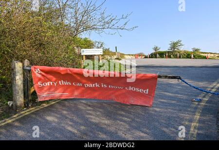 Brighton UK 10. April 2020 - die Polizei hat den Parkplatz am Ditchling Beacon, einem bekannten Schönheitsfleck entlang des South Downs Way in der Nähe von Brighton, geschlossen. Die Regierung hat der Öffentlichkeit gesagt, nicht über das Osterwochenende zu gehen, trotz der Vorhersage gutes Wetter während der Coronavirus COVID-19 Pandemie-Krise . Quelle: Simon Dack / Alamy Live News Stockfoto