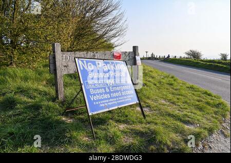 Brighton UK 10. April 2020 - die Polizei hat den Parkplatz am Ditchling Beacon, einem bekannten Schönheitsfleck entlang des South Downs Way in der Nähe von Brighton, geschlossen. Die Regierung hat der Öffentlichkeit gesagt, nicht über das Osterwochenende zu gehen, trotz der Vorhersage gutes Wetter während der Coronavirus COVID-19 Pandemie-Krise . Quelle: Simon Dack / Alamy Live News Stockfoto