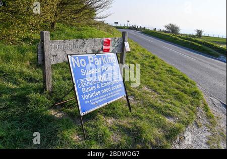 Brighton UK 10. April 2020 - die Polizei hat den Parkplatz am Ditchling Beacon, einem bekannten Schönheitsfleck entlang des South Downs Way in der Nähe von Brighton, geschlossen. Die Regierung hat der Öffentlichkeit gesagt, nicht über das Osterwochenende zu gehen, trotz der Vorhersage gutes Wetter während der Coronavirus COVID-19 Pandemie-Krise . Quelle: Simon Dack / Alamy Live News Stockfoto