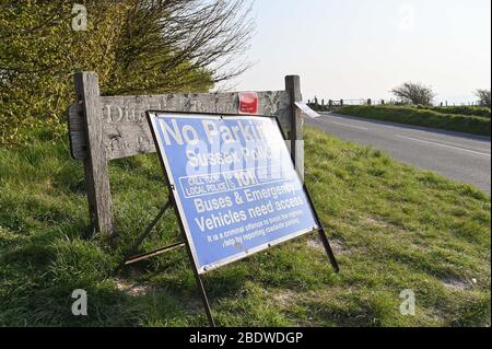 Brighton UK 10. April 2020 - die Polizei hat den Parkplatz am Ditchling Beacon, einem bekannten Schönheitsfleck entlang des South Downs Way in der Nähe von Brighton, geschlossen. Die Regierung hat der Öffentlichkeit gesagt, nicht über das Osterwochenende zu gehen, trotz der Vorhersage gutes Wetter während der Coronavirus COVID-19 Pandemie-Krise . Quelle: Simon Dack / Alamy Live News Stockfoto