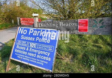 Brighton UK 10. April 2020 - die Polizei hat den Parkplatz am Ditchling Beacon, einem bekannten Schönheitsfleck entlang des South Downs Way in der Nähe von Brighton, geschlossen. Die Regierung hat der Öffentlichkeit gesagt, nicht über das Osterwochenende zu gehen, trotz der Vorhersage gutes Wetter während der Coronavirus COVID-19 Pandemie-Krise . Quelle: Simon Dack / Alamy Live News Stockfoto