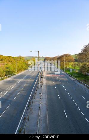 Brighton UK 10. April 2020 - die A23 Hauptstraße nach Brighton ist viel ruhiger als es normalerweise an einem Karfreitag Feiertag wäre. Die Regierung hat der Öffentlichkeit gesagt, dass sie nicht über das Osterwochenende gehen soll, trotz der Vorhersage des guten Wetters während der Coronavirus COVID-19 Pandemie-Krise. Quelle: Simon Dack / Alamy Live News Stockfoto