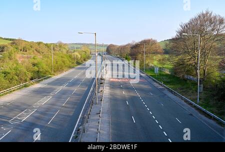 Brighton UK 10. April 2020 - die A23 Hauptstraße nach Brighton ist viel ruhiger als es normalerweise an einem Karfreitag Feiertag wäre. Die Regierung hat der Öffentlichkeit gesagt, dass sie nicht über das Osterwochenende gehen soll, trotz der Vorhersage des guten Wetters während der Coronavirus COVID-19 Pandemie-Krise. Quelle: Simon Dack / Alamy Live News Stockfoto