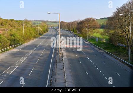 Brighton UK 10. April 2020 - die A23 Hauptstraße nach Brighton ist viel ruhiger als es normalerweise an einem Karfreitag Feiertag wäre. Die Regierung hat der Öffentlichkeit gesagt, dass sie nicht über das Osterwochenende gehen soll, trotz der Vorhersage des guten Wetters während der Coronavirus COVID-19 Pandemie-Krise. Quelle: Simon Dack / Alamy Live News Stockfoto