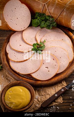 Nahaufnahme von köstlichen Fleischgerichten auf Holzbrett Stockfoto