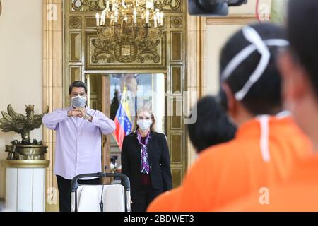 (200410) -- PEKING, 10. April 2020 (Xinhua) -- der venezolanische Präsident Nicolas Maduro (L) begrüßt die chinesischen medizinischen Experten in Caracas, Venezuela, 8. April 2020. (Venezolanischer Vorsitz/Handout über Xinhua) Stockfoto