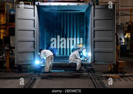 Peking, Chinas Provinz Fujian. März 2020. Arbeiter schweißen einen Container bei Zhangzhou China International Marine Containers (Group) Ltd. (CIMC) in Zhangzhou, südöstlich von Chinas Provinz Fujian, 28. März 2020. Kredit: Jiang Kehong/Xinhua/Alamy Live News Stockfoto