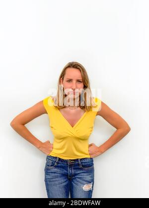 Wütend Junge Frau Runzelte Die Stirn Stockfoto