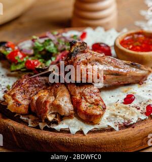 Hähnchen Kebab auf dem Tisch in Lavasch Stockfoto
